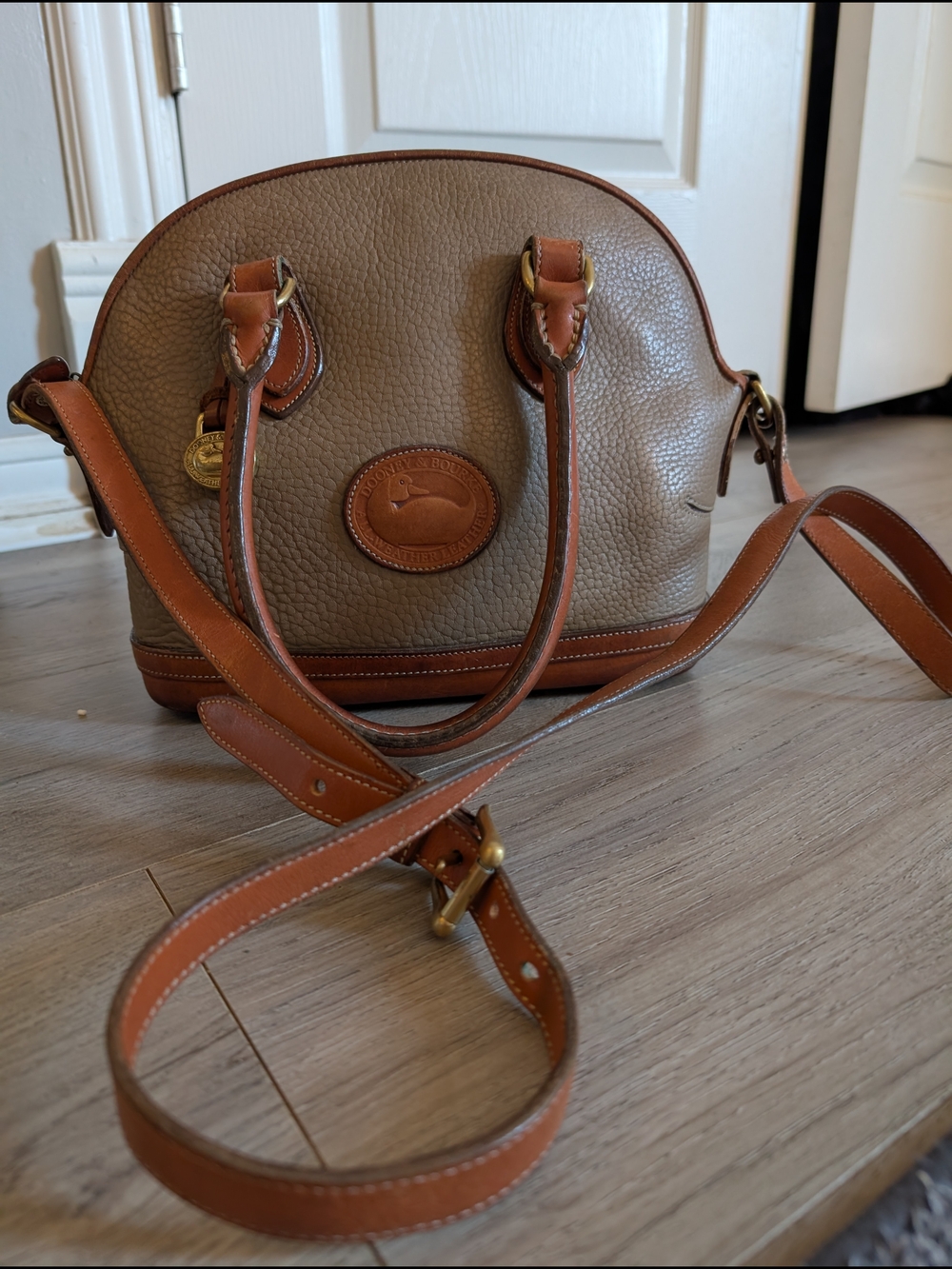 ✨ Vintage Dooney & Bourke Taupe and Brown Pebble Leather Dome Satchel - Picture 8 of 16